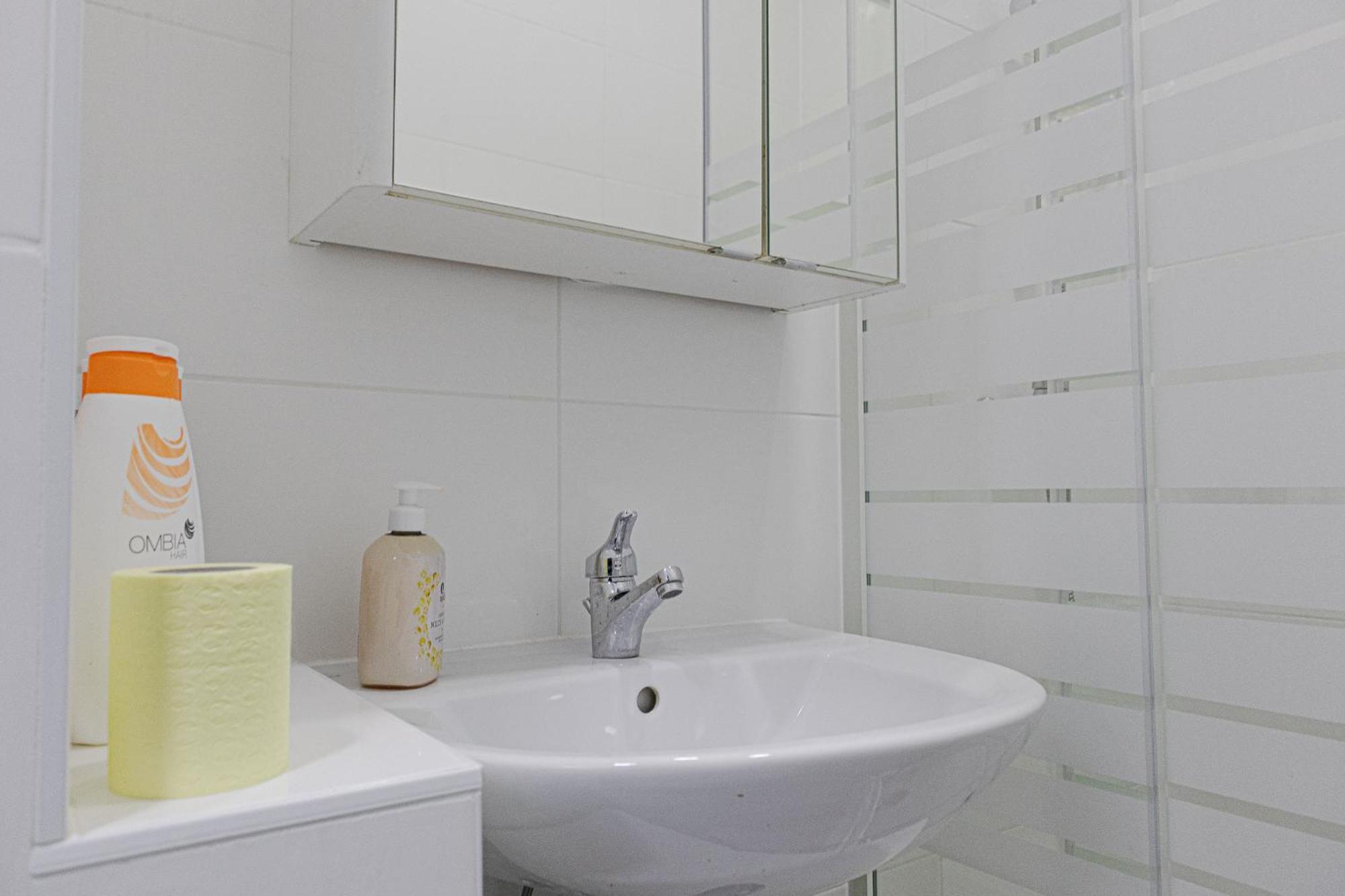 Affordable 5-Br Shared Apartment / Enkplatz U3 Getaway Vienna Esterno foto