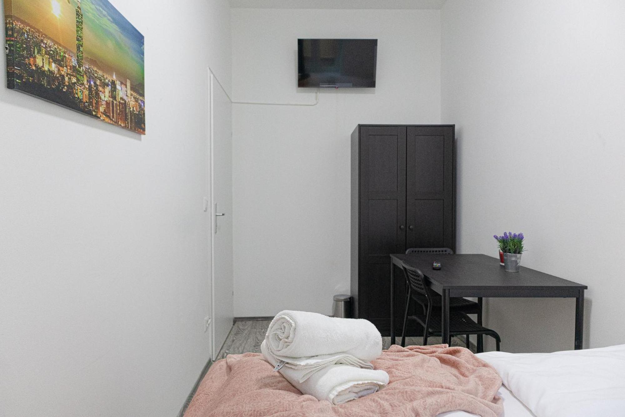 Affordable 5-Br Shared Apartment / Enkplatz U3 Getaway Vienna Esterno foto