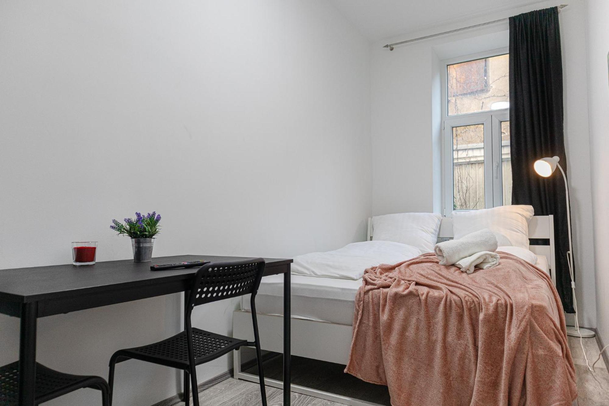 Affordable 5-Br Shared Apartment / Enkplatz U3 Getaway Vienna Esterno foto